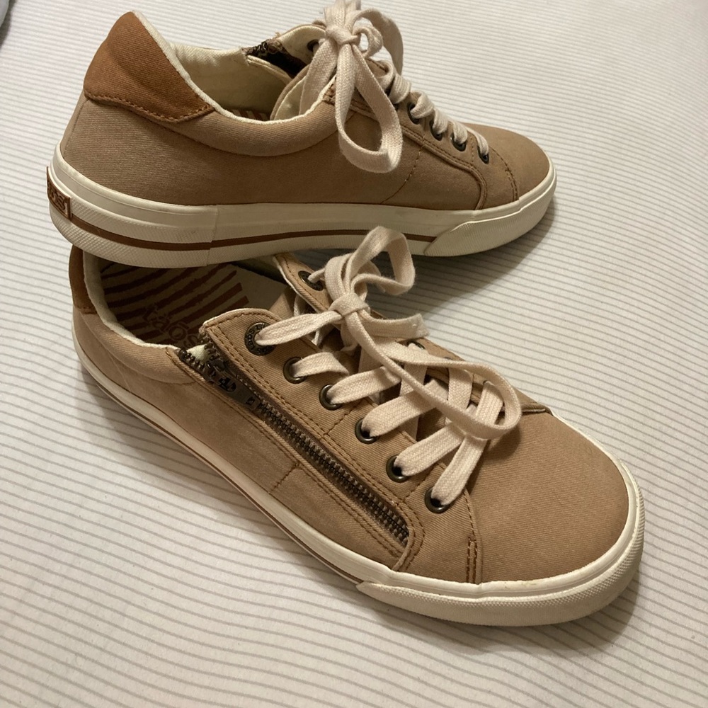 TAOS Z-Soul in Tan Golden Zipper Distressed Women’s Sz 8.5 Canvas Sneaker